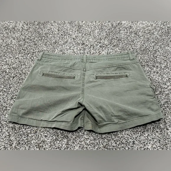 Women’s olive green cargo shorts size 4 - Picture 3 of 3